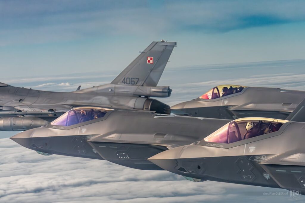 Just some nice 🇵🇱F-35 and F-16 shots