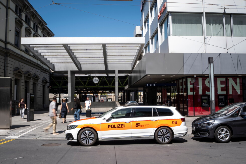 Man stabs 3 people at Swiss train station Man stabs 3 people at Swiss train station