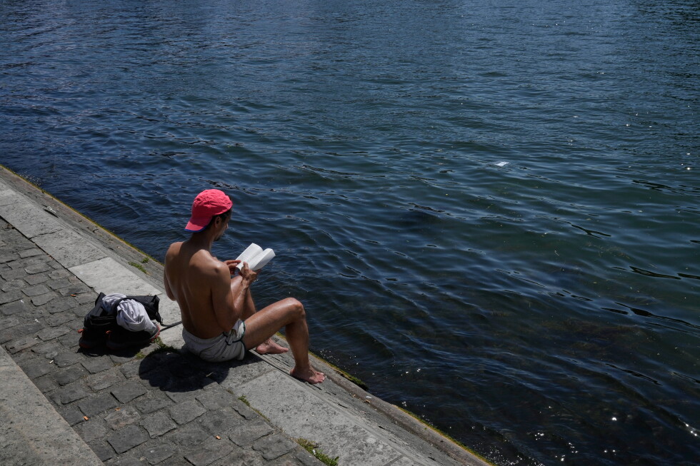 France faces unseasonal heat as temperature records shatter France faces unseasonal heat as temperature records shatter