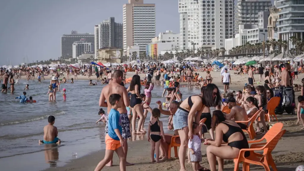 Israeli Health Ministry urges precautions ahead of nationwide heatwave - Israel & Jewish News