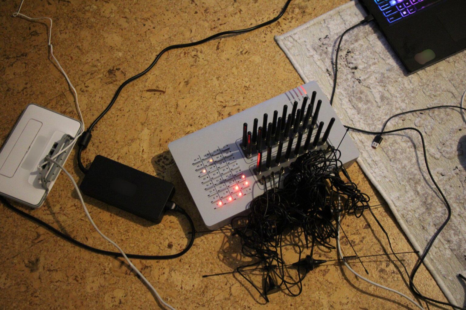 24 hours in handcuffs. The police are increasingly intercepting SIM boxes for fraudulent calls 24 hours in handcuffs. The police are increasingly intercepting SIM boxes for fraudulent calls