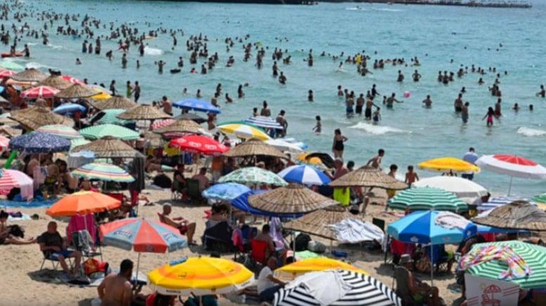 The summer season begins in holiday resorts with Eid al-Adha. In some businesses in the Aegean; Hamburger will be sold for 42 Euros, Lahmacun for 30 Euros, Salad for 42 Euros, Pizza for 40 Euros. Single access to the beach of some hotels is set at 230 Euros.