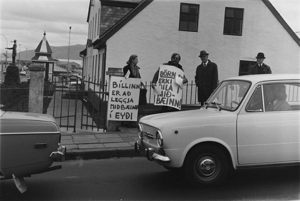 Opponents of the Tin Bell, 1971