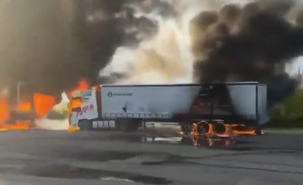 Invaders Restrict Truck Traffic Through Kherson Region Following Ukrainian Drone Attacks [Crimea land bridge]