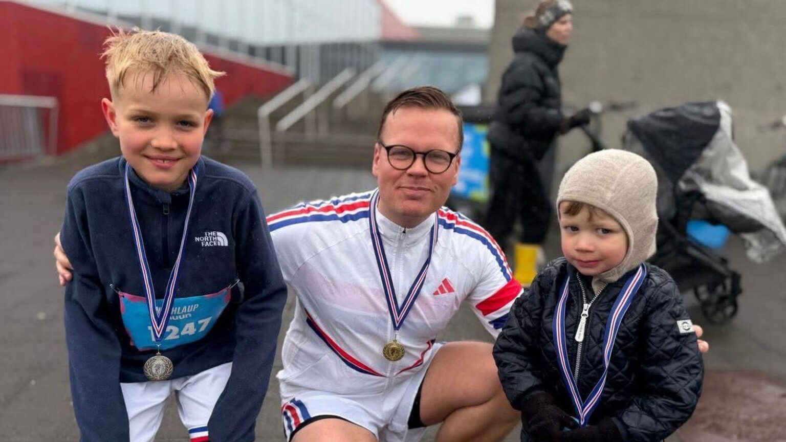 MP on podium with schoolboys: 'Of course it's funny' - Indicator