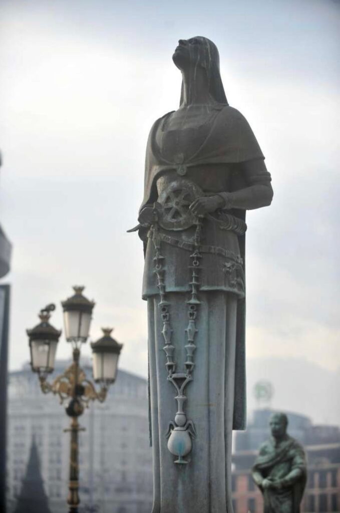 Where can one see the items that were found buried with the Paion Priestess? Are they on display in the Archaeological Museum or are they somewhere else?