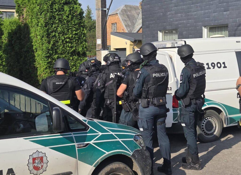 Live: 27 people, including 13 officers, were arrested for smuggling balloons