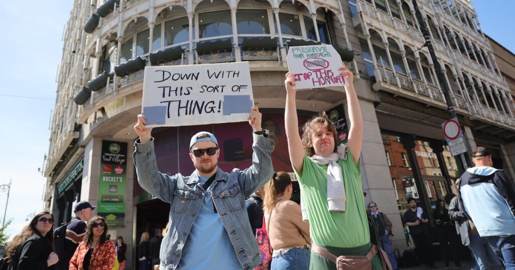 “Stop this horror..!” : Protesters pledge to fight tooth and nail to save Stephen’s Green Shopping Centre "Stop this horror..!" : Protesters pledge to fight tooth and nail to save Stephen's Green Shopping Centre
