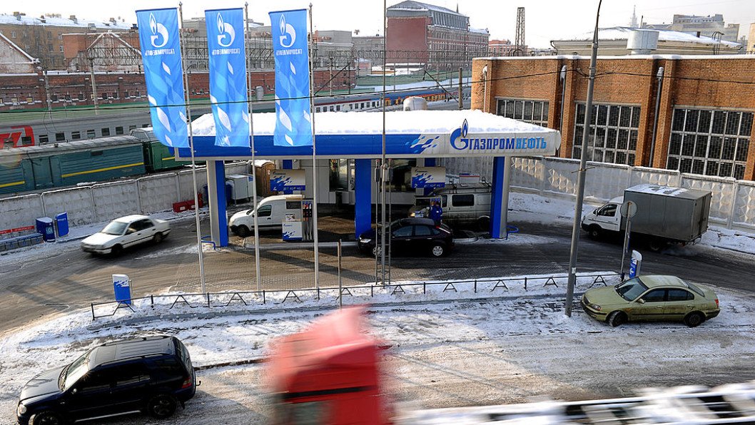 Moscow Joins Russian Cities Capping Fuel Sales Amid Refining System Carnage