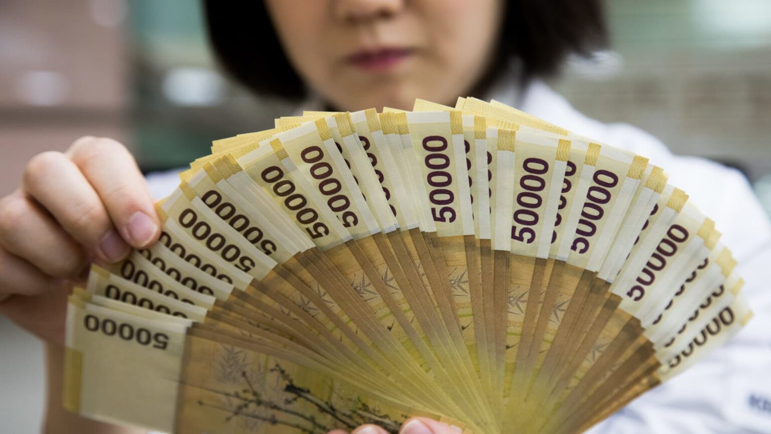 South Korea chip workers’ bonuses puts central bank on inflation alert South Korea chip workers' bonuses puts central bank on inflation alert