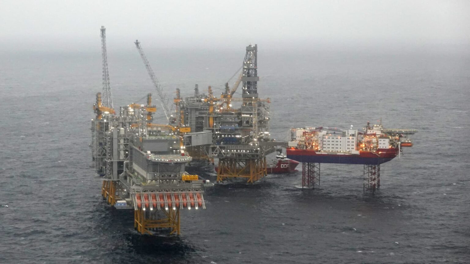 Norway oil service lockout takes effect, disrupts offshore drilling