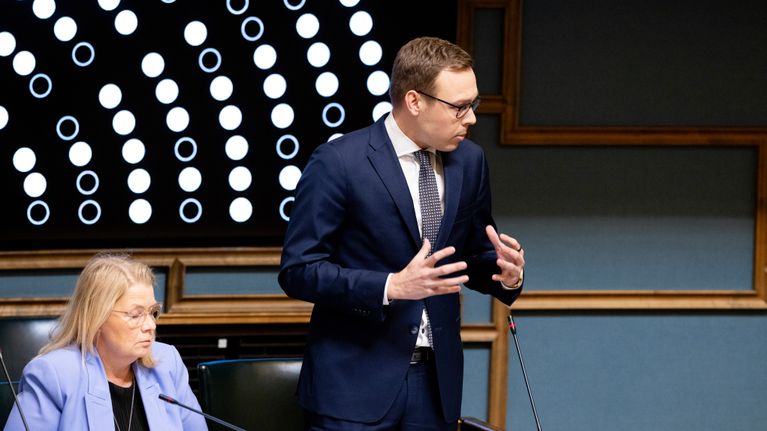 Matias Marttinen eduskunnan istuntosalissa.