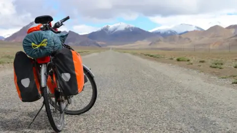 Japanese tourist harassed on cycling trip through Azerbaijan, man detained – VIDEO Japanese tourist harassed on cycling trip through Azerbaijan, man detained - VIDEO