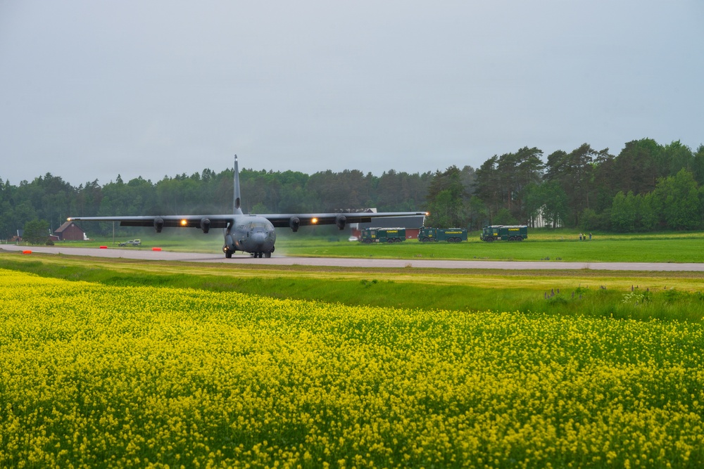 DVIDS – News – 37th Airlift Squadron, 86th Operations Support Squadron execute historic highway landing in Sweden 37th Airlift Squadron, 86th Operations Support Squadron execute historic highway landing in Sweden