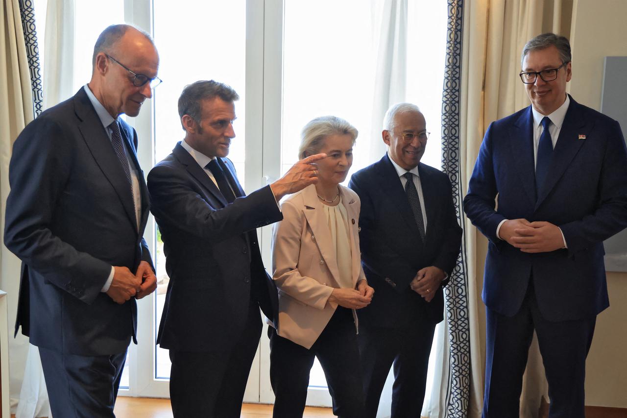 (LtoR) German Chancellor Friedrich Merz, French President Emmanuel Macron, European Commission President Ursula von der Leyen, European Council President Antonio Costa and Serbian President Aleksandar Vucic pose ahead of a meeint as part of the EU-Western Balkans Summit at Porto Montenegro in Tivat on June 5, 2026. (AFP Photo)