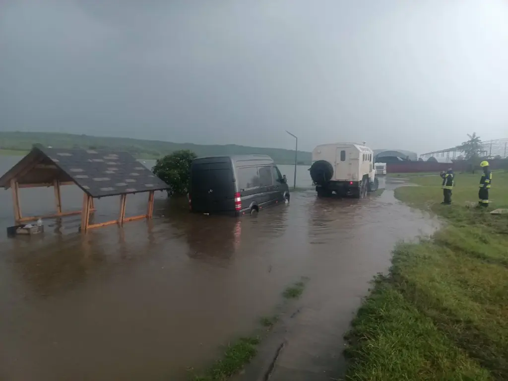 Heavy rains flood homes and block roads in several districts of Moldova Video