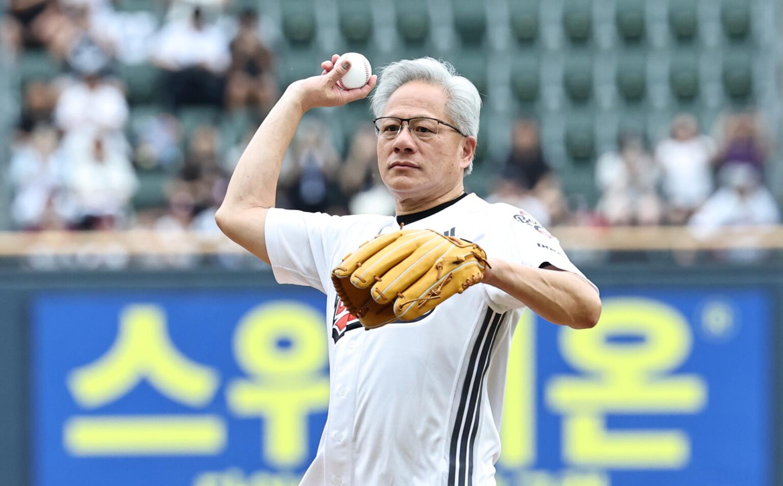Jensen Huang throws out ceremonial pitch before KBO game Nvidia CEO Jensen Huang throws out the ceremonial first pitch before a Korea Baseball Organization regular-season game between the home team Doosan Bears and the Kiwoom Heroes at Jamsil Baseball Stadium in Seoul, Sunday. Yonhap
