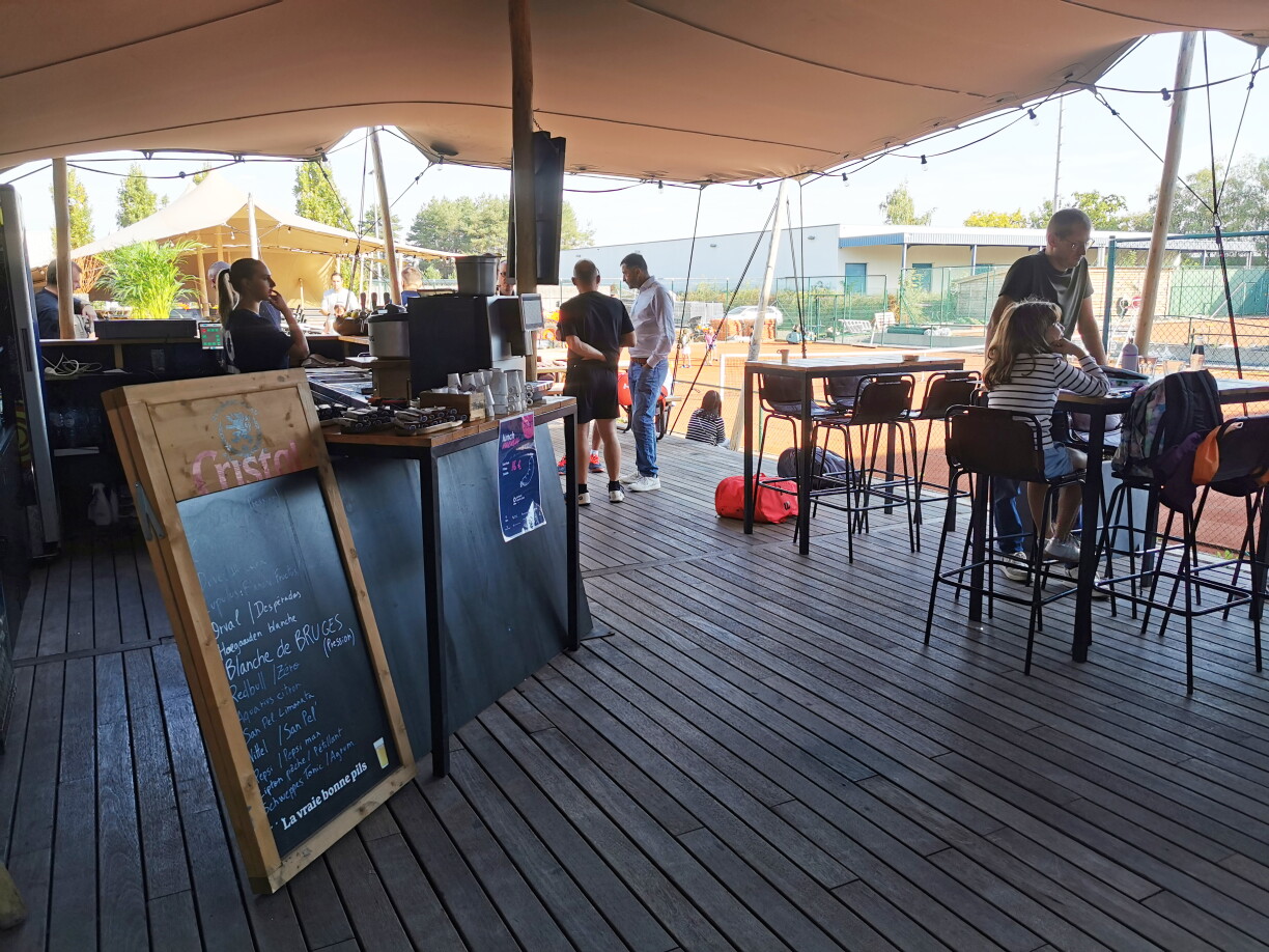 It is here, on the terrace of the Tero Padel Club Garisart in Arlon, that padel matches often continue over large buffets and barbecues for corporate events.