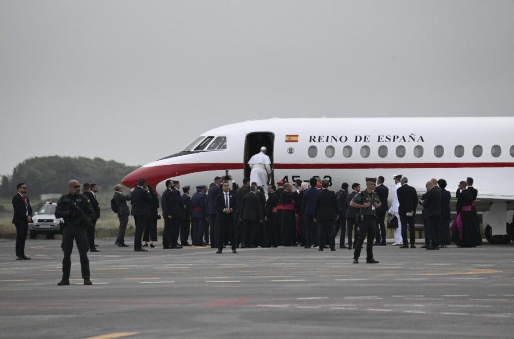 Pope Leo returns to Vatican on aircraft provided by Spanish King Pope Leo returns to Vatican on aircraft provided by Spanish King