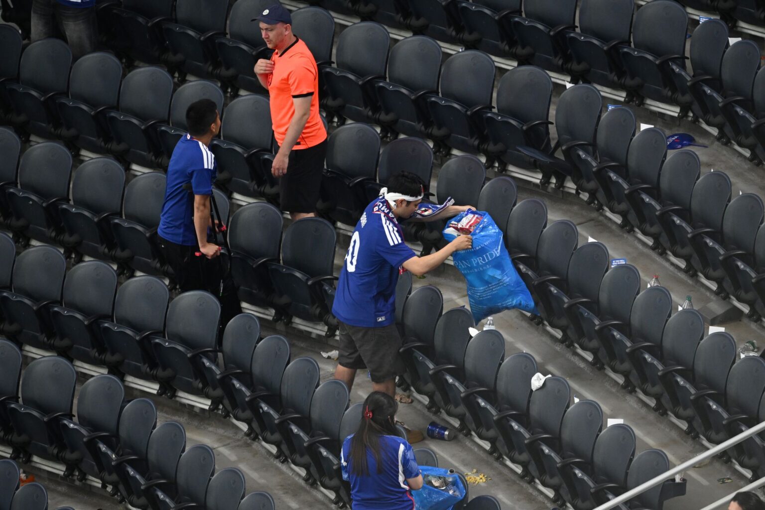 Japan fans use blue bags to uphold a cleansing World Cup tradition after draw Japan fans use blue bags to uphold a cleansing World Cup tradition after draw