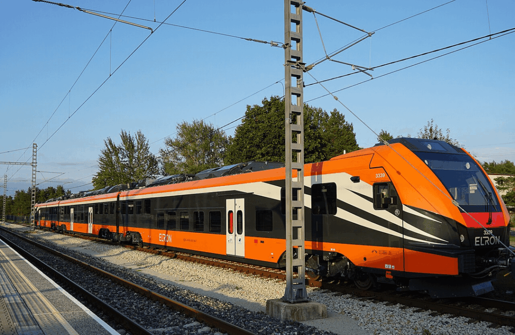 People who have driven both the Stadler Flirt (original carrot) and the Škoda 21Ev (the new ones, which will soon also drive from Tallinn to Tartu and Narva; currently Tapani from Tallinn only) – is there any difference in terms of driving experience, or is there no difference at all? People who have driven both the Stadler Flirt (original carrot) and the Škoda 21Ev (the new ones, which will soon also drive from Tallinn to Tartu and Narva; currently Tapani from Tallinn only) - is there any difference in terms of driving experience, or is there no difference at all?