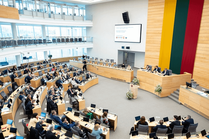 Did the Seimas still remove the Ukrainian flag?