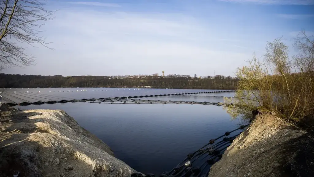 Holcim & TotalEnergies open 31 MW Belgium floating solar plant Holcim & TotalEnergies open 31 MW Belgium floating solar plant