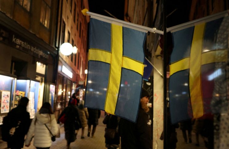 Photo of the Swedish flag in Stockholm to help understand the article. Photo by Reuters Yonhap News Agency