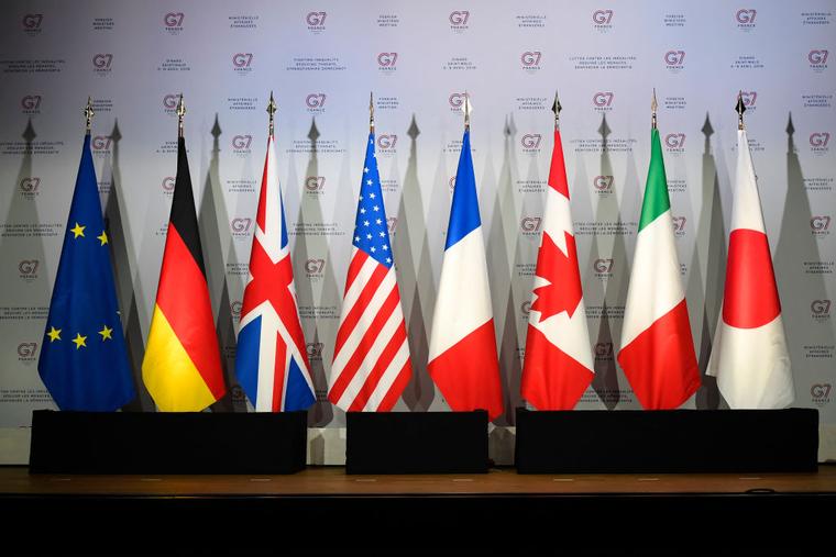 Flags of European Union, Germany, United Kingdom, the United States of America, France, Canada, Italy, and Japan.