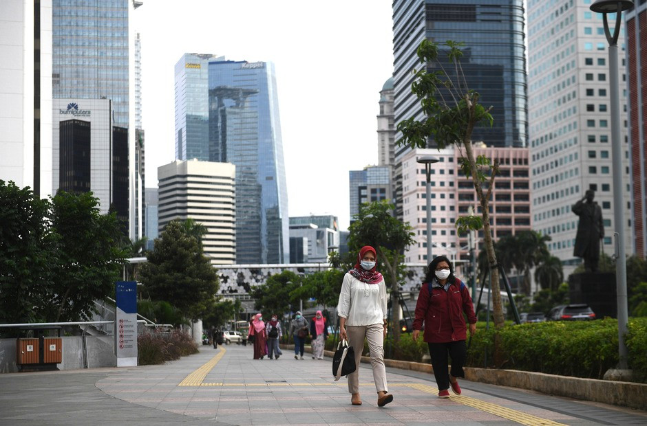 RI’s shrinking skilled workforce rings competitiveness alarm – Economy Office workers stroll on the sidewalk of Central Jakarta’s thoroughfare Jl Sudirman on April 16, 2020.