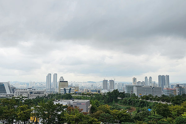 Overcast Skies Forecast Sunday, with Rain in Southern Regions