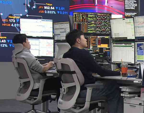 Won Falls to 17-Year Low against US Dollar