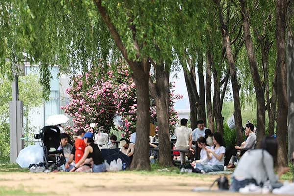 Mostly Sunny Conditions Forecast for Weekend