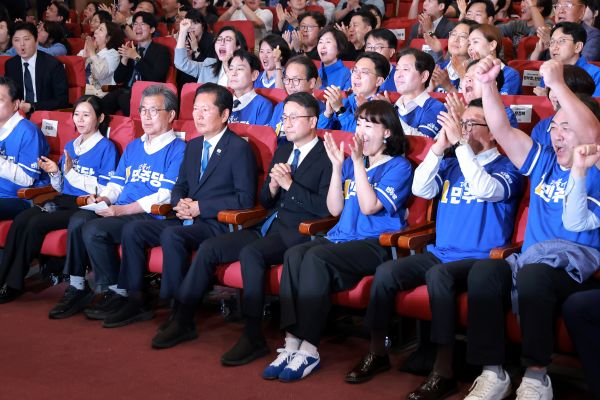 DP: Exit Poll Results Confirm Public Sentiment Supportive of Pres. Lee's Efforts for Gov't Stability