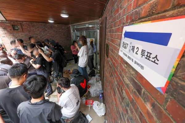 Votes Cast by Over 2,000 People Held at Seoul Polling Station amid Protest over Ballot Shortage