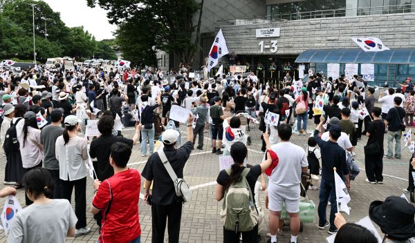Protests over Ballot Shortage Continue for Third Day Near Seoul Counting Center