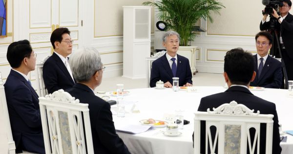 Pres. Lee Discusses Ballot Shortages with Heads of Gov't, Constitutional Court