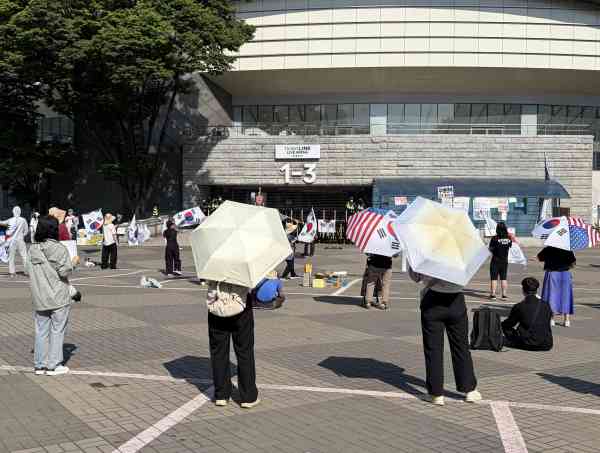 Blockade of Songpa Ballot-Counting Center Enters 5th Day