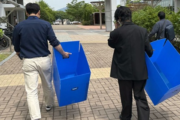 Police Raid S. Gyeongsang Provincial Gov’t Complex over Alleged Election Law Violations