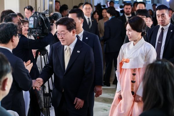 Lee Arrives in Brussels, Vows to Turn S. Korea into Better Country