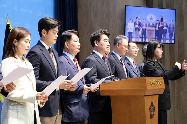 Nonmainstream PPP Lawmakers Call for Resignation of Party Chair Jang Dong-hyuk