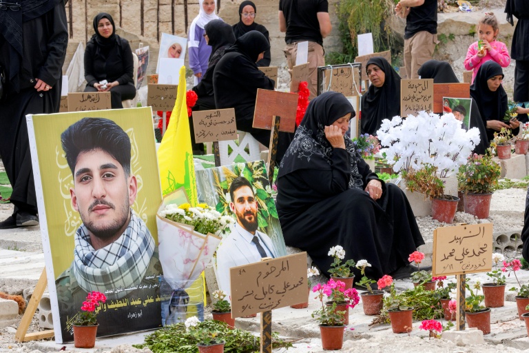 Displaced families bury Hezbollah dead in temporary graves Displaced families bury Hezbollah dead in temporary graves