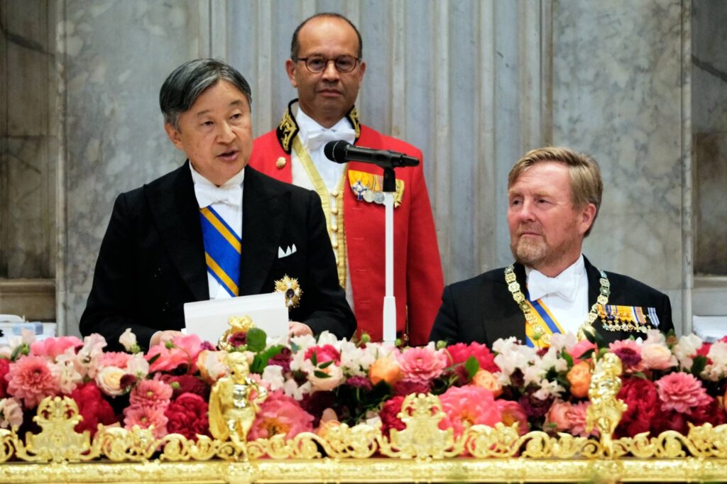 Emperor makes wish for peace at banquet hosted by Dutch king and queen Emperor makes wish for peace at banquet hosted by Dutch king and queen