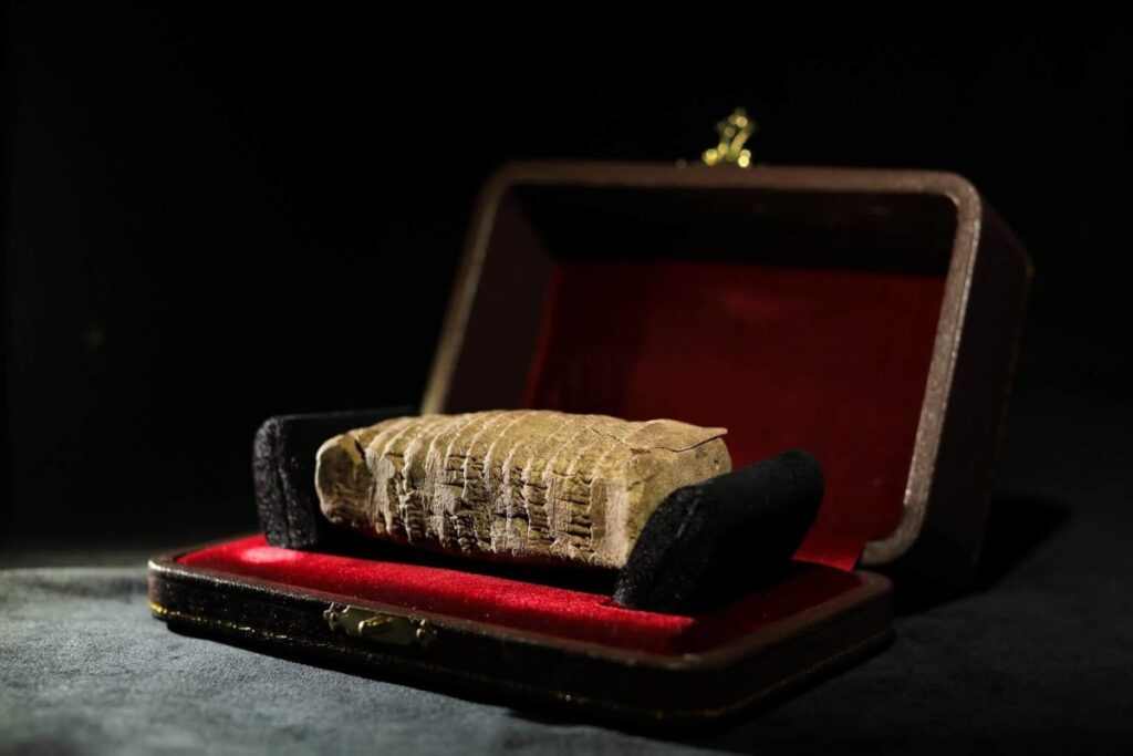 Matenadaran receives ancient Akkadian contract inscribed on clay tablet as a gift – Public Radio of Armenia Matenadaran receives ancient Akkadian contract inscribed on clay tablet as a gift – Public Radio of Armenia