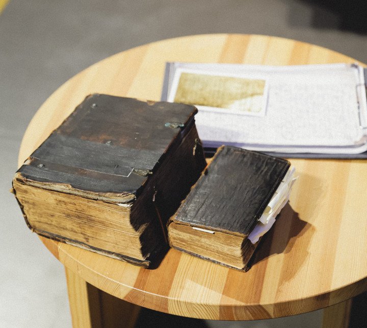 For the lecture, Trattner brought two books with her: Pufendorf’s Swedish history from 1688 and a “Military Bible” from the time of Charles XII, published in 1709. (Photo: Repower Foundation) For the lecture, Trattner brought two books with her: Pufendorf’s Swedish history from 1688 and a “Military Bible” from the time of Charles XII, published in 1709. (Photo: Repower Foundation)