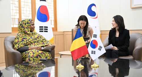 Second Vice Foreign Minister Kim Jina (R) speaks with Chad's Deputy Foreign Minister Fatime Aldjineh Garfa (L) in Seoul on June 1, 2026, in this photo provided by the foreign ministry. (PHOTO NOT FOR SALE) (Yonhap)