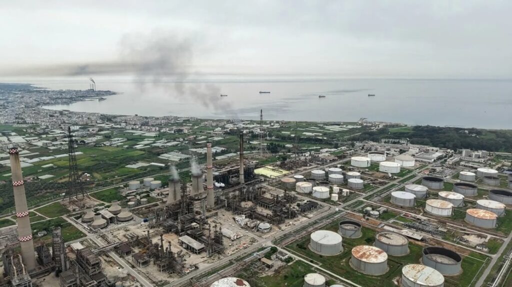 Iraqi oil flows to global markets through Syria Iraqi oil flows to global markets through Syria