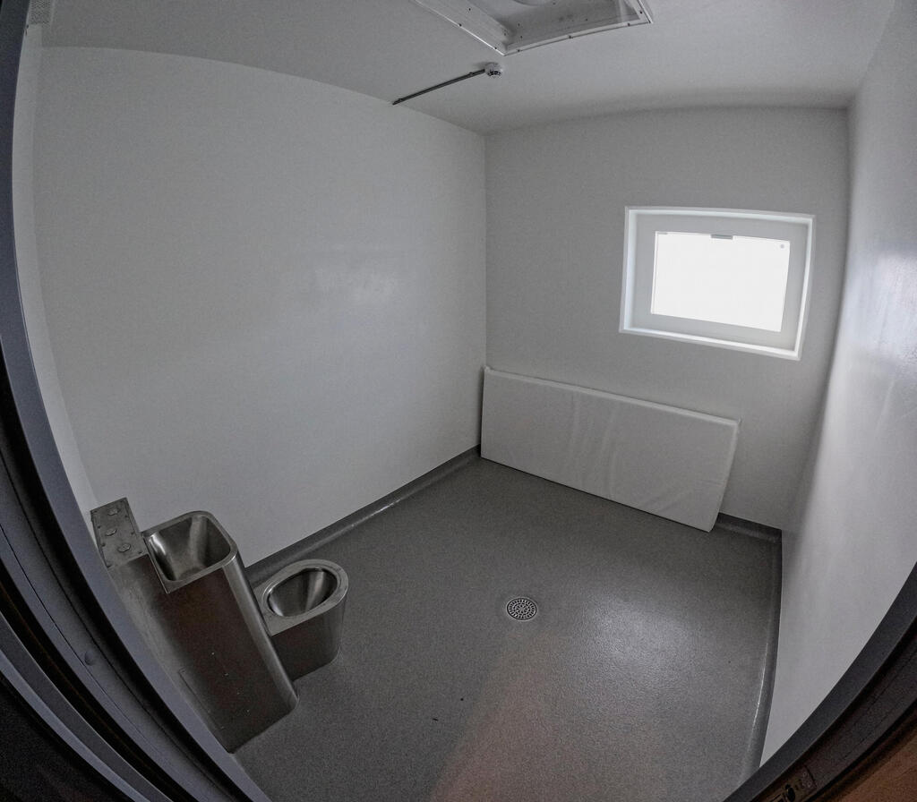 A solitary confinement under construction at Rosersberg prison. Eight in 10 young offenders end up in prison as adults (Photo: REUTERS/Tom Little) שבדיה כלא שבונים ל נוער עברייני ו ילדים רוצחים רוסרסברג מצפון ל שטוקהולם