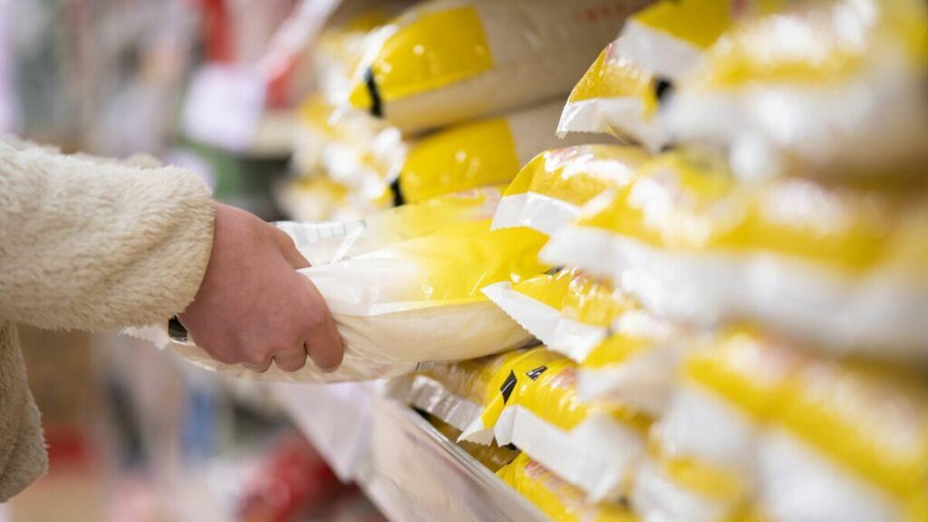 “The natural free-market price of rice in Japan should have dropped to ¥1300/5kg by now…Japan Agriculture and the LDP have committed a grave sin by forcing citizens to buy rice at record-high prices despite households already struggling with high inflation”. "The natural free-market price of rice in Japan should have dropped to ¥1300/5kg by now...Japan Agriculture and the LDP have committed a grave sin by forcing citizens to buy rice at record-high prices despite households already struggling with high inflation".