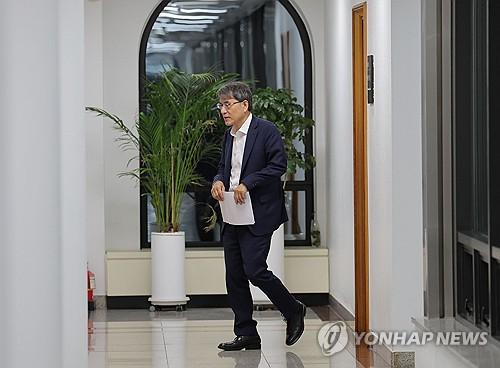 Election watchdog rules out postponing election, revote after ballot shortage in Seoul
